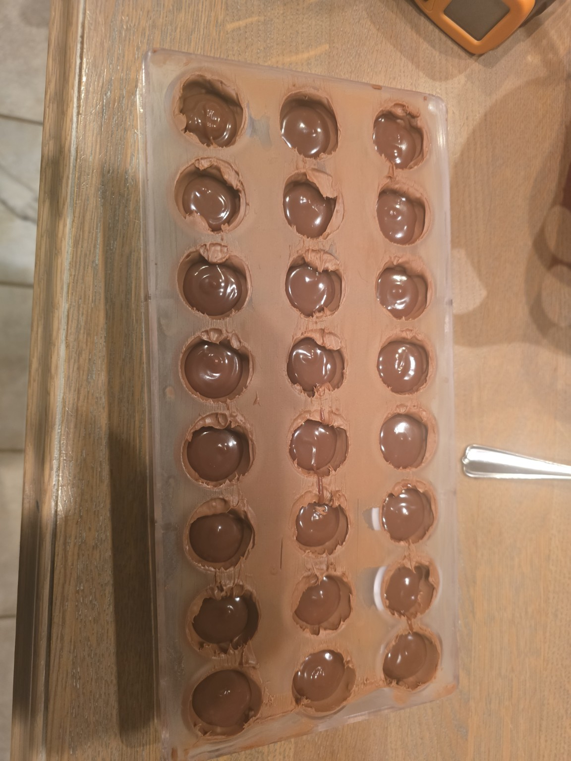 Bonbon mold filled and capped with milk chocolate